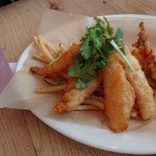 フィッシュ＆チップ￥900を注文。中がフワフワ表面はサクサク