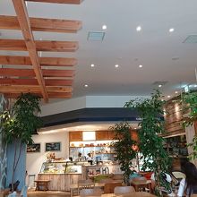 店内は女性向けの湘南風スタイリッシュです。ディナー