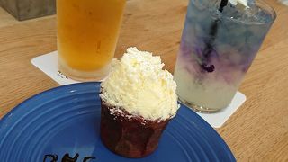 スタイリッシュで美味しいカフェ。ケーキのお皿に絵でデコレーション♪