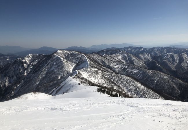 雪の平標山