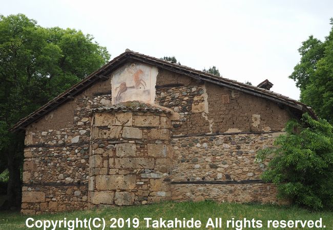 古いフレスコが残る小さな教会