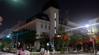 見事な建物だと思ったら学校でした