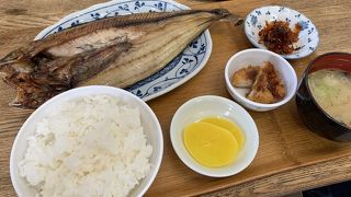 鱗友朝市内にある食堂で朝食がいい