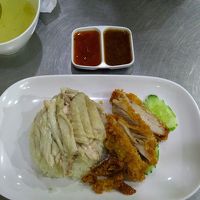 ホテルから徒歩1分のギンヘンカオマンガイ。裏には屋台通りも。