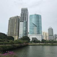 真ん中のビルの上半分。下半分はオフィスビル。