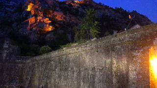 振り返ると山の斜面に続く城壁がライトアップされていて綺麗