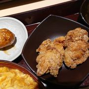 名古屋コーチンの肉を使った親子丼と鶏カツ丼が主な食堂。味付けと鶏肉が美味しい。