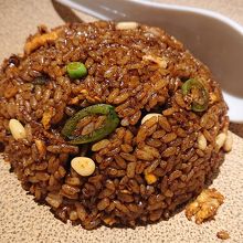 黒チャーハンです。中国のたまり醤油を使ってます。