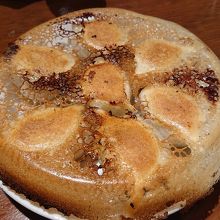 生姜餃子です。焼き餃子の羽根が見事です。