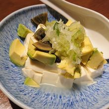 アボカドとピータン豆腐のネギソースです。