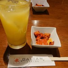 ドリンクのお通しが、赤唐辛子の煎餅です、ピリ辛。