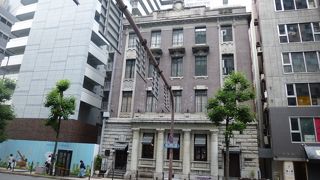 隣には新築ビルが