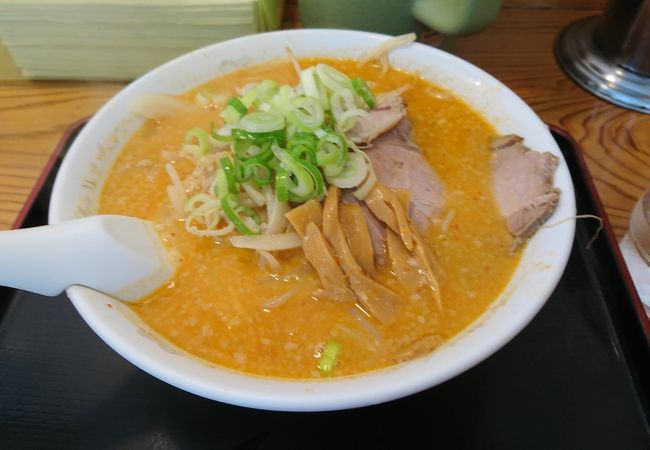 人気ナンバー1味噌ラーメンは少しピリ辛