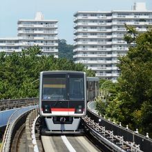 駅に進入するシーサイドライン