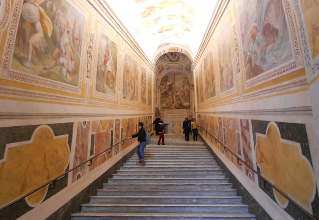 フレスコ画が美しい階段