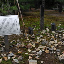 三本の石柱の顕彰碑と説明版