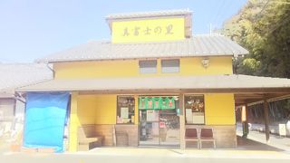 地元の物産と食堂。