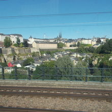 ドイツのトリアーから中央駅に向かう車窓の景観です。