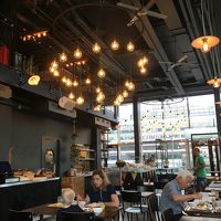 ロビーから少し離れたカフェで朝食。雰囲気がとても良い！