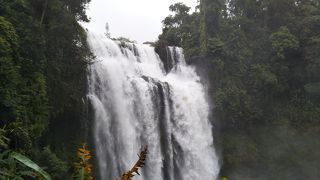 タクシーを半日チャーターし、パークセー郊外の三つの滝を訪れた。