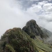 岩場・鎖場が続く