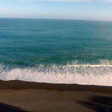客席から真下の海岸を見下ろす