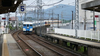様々な車両が走っています