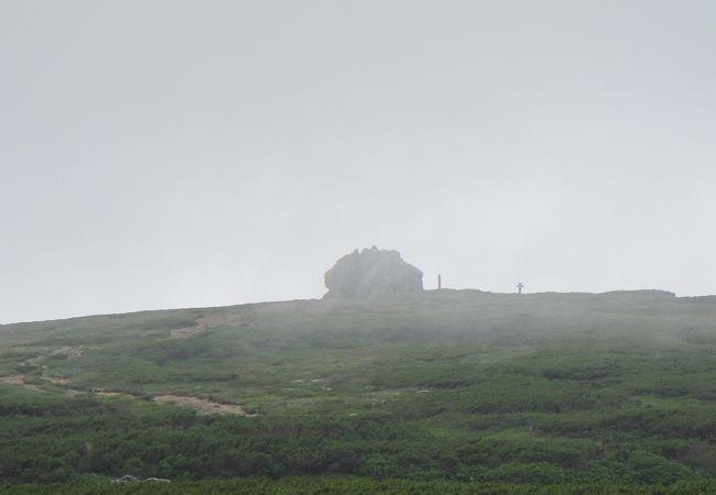 山頂の化雲岩が目印