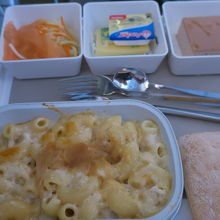 マカロニチーズです。タイカレーも選べたと思います。