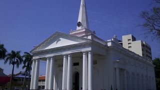 白いきれいな教会