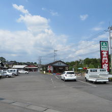 店舗と駐車場
