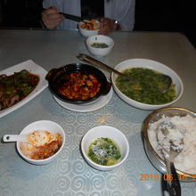 ご飯は注文しなくても「お通し」のように出てきます。