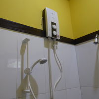 シャワー使用前に、下側のダイヤルを回す必要あり。