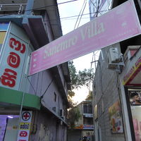 この細い路地の奥に宿があります。