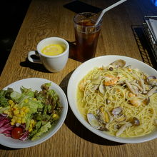 いろいろ付いてくるランチ