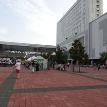 祭りで活気のある駅でした。