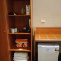 タオルはここ以外にもたくさん。アイロン、ドライヤー等。