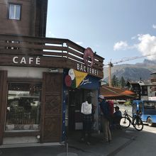 お店とマッターホルンが見えるテラス席