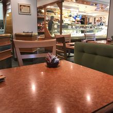 店内のテーブル席