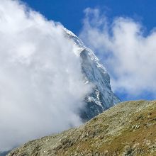 湖畔からヘルンリ小屋に向かう登山道からマッターホルン北壁