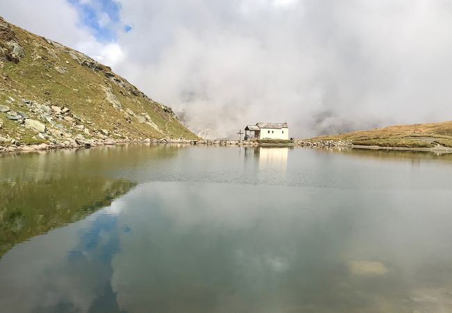 簡素な教会の佇む湖畔の風景が心和む