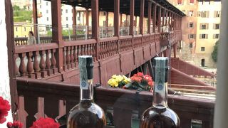 修復中でしたが趣のある屋根付きの橋。