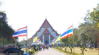 大きな仏像があります