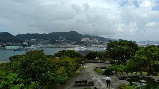 港が見下ろせるビューポイントも