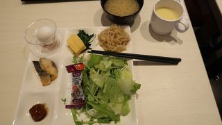 ビュッフェ形式の朝食