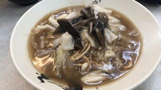 ローカル感満載。午前中から開いています。