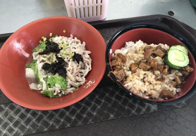 魚麺は日本人には想像つかない味だけど美味しかった。