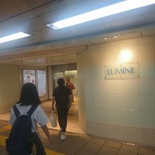 地下鉄千代田線直結の入口