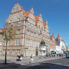 手前に少し写っているのが市庁舎です。