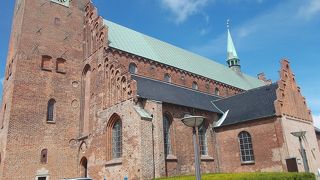 町の中心にあります。